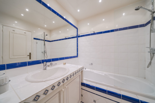 villa in Cannes : Rent 7 bedroom villa located in the hills of Cannes with quick and easy access to the beaches and the Croisette - Photo 38