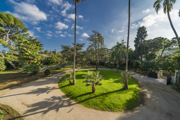 villa in Cap d'Antibes : Rent 10 bedroom sea front villa on the Cap d'Antibes with huge gardens, pool and tennis court just off the beach with sea views - Photo 36