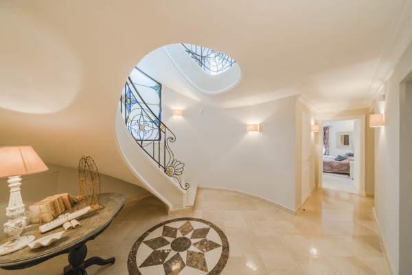 villa in Cap d'Antibes : Rent 10 bedroom sea front villa on the Cap d'Antibes with huge gardens, pool and tennis court just off the beach with sea views - Photo 44
