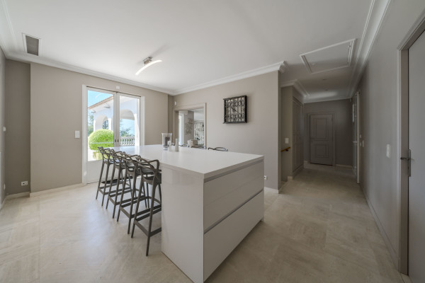 villa in Cannes : Rent 7 bedroom villa located in the hills of Cannes with quick and easy access to the beaches and the Croisette - Photo 60