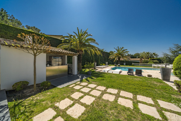villa in Cannes : Rent 7 bedroom villa located in the hills of Cannes with quick and easy access to the beaches and the Croisette - Photo 25