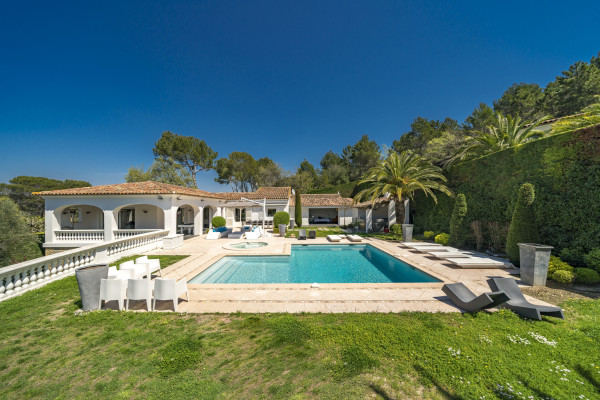 villa in Cannes : Rent 7 bedroom villa located in the hills of Cannes with quick and easy access to the beaches and the Croisette - Photo 18