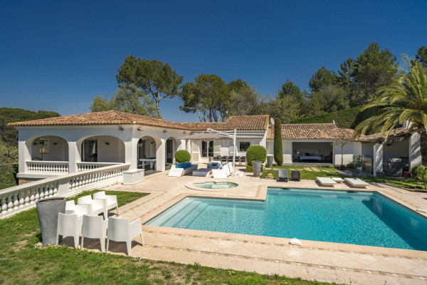 villa in Cannes : Rent 7 bedroom villa located in the hills of Cannes with quick and easy access to the beaches and the Croisette - Photo 19