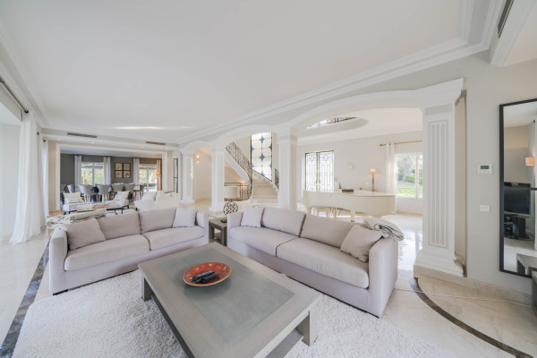 villa in Cap d'Antibes : Rent 10 bedroom sea front villa on the Cap d'Antibes with huge gardens, pool and tennis court just off the beach with sea views - Photo 24