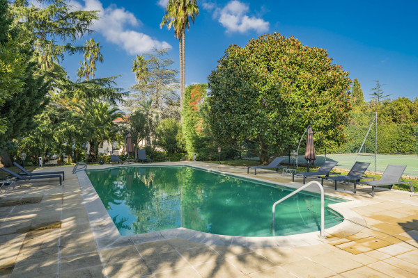 villa in Cap d'Antibes : Rent 10 bedroom sea front villa on the Cap d'Antibes with huge gardens, pool and tennis court just off the beach with sea views - Photo 10