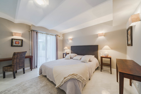 villa in Cap d'Antibes : Rent 10 bedroom sea front villa on the Cap d'Antibes with huge gardens, pool and tennis court just off the beach with sea views - Photo 52