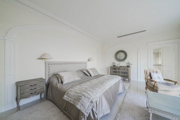 villa in Cap d'Antibes : Rent 10 bedroom sea front villa on the Cap d'Antibes with huge gardens, pool and tennis court just off the beach with sea views - Photo 33