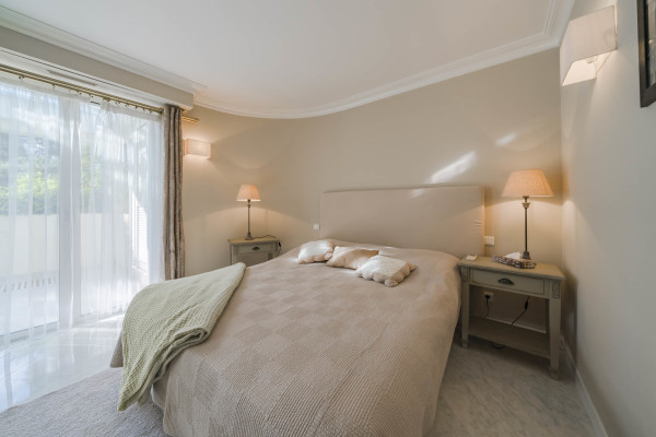 villa in Cap d'Antibes : Rent 10 bedroom sea front villa on the Cap d'Antibes with huge gardens, pool and tennis court just off the beach with sea views - Photo 51