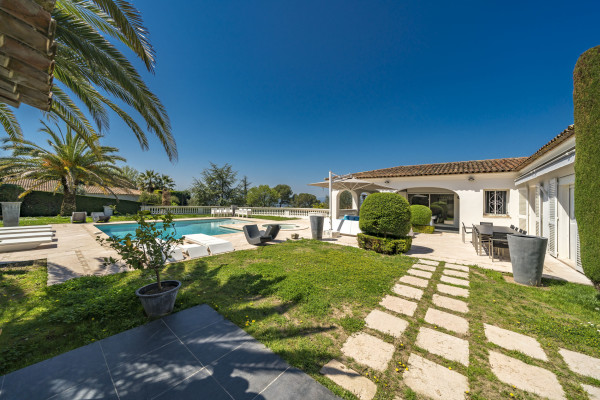 villa in Cannes : Rent 7 bedroom villa located in the hills of Cannes with quick and easy access to the beaches and the Croisette - Photo 23
