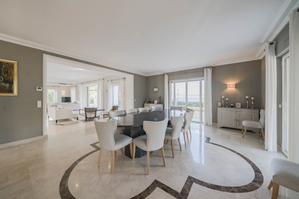 villa in Cap d'Antibes : Rent 10 bedroom sea front villa on the Cap d'Antibes with huge gardens, pool and tennis court just off the beach with sea views - Photo 16