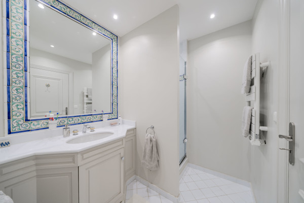 villa in Cannes : Rent 7 bedroom villa located in the hills of Cannes with quick and easy access to the beaches and the Croisette - Photo 43