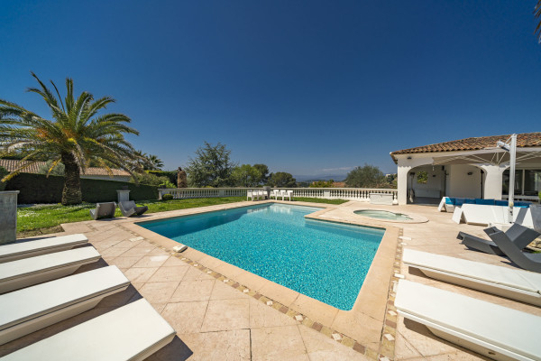 villa in Cannes : Rent 7 bedroom villa located in the hills of Cannes with quick and easy access to the beaches and the Croisette - Photo 22