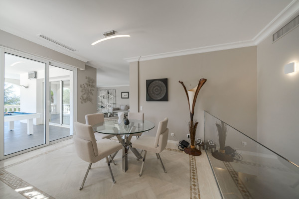 villa in Cannes : Rent 7 bedroom villa located in the hills of Cannes with quick and easy access to the beaches and the Croisette - Photo 65
