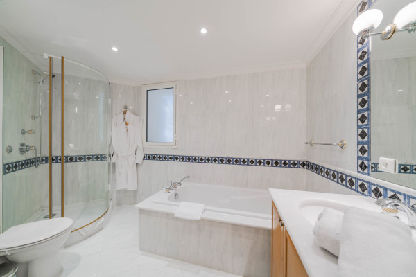 villa in Cap d'Antibes : Rent 10 bedroom sea front villa on the Cap d'Antibes with huge gardens, pool and tennis court just off the beach with sea views - Photo 46