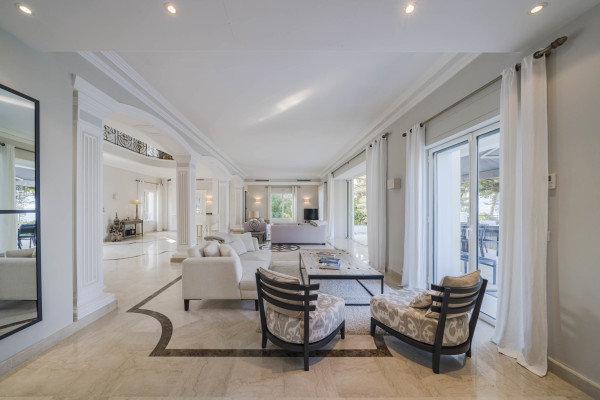 villa in Cap d'Antibes : Rent 10 bedroom sea front villa on the Cap d'Antibes with huge gardens, pool and tennis court just off the beach with sea views - Photo 17