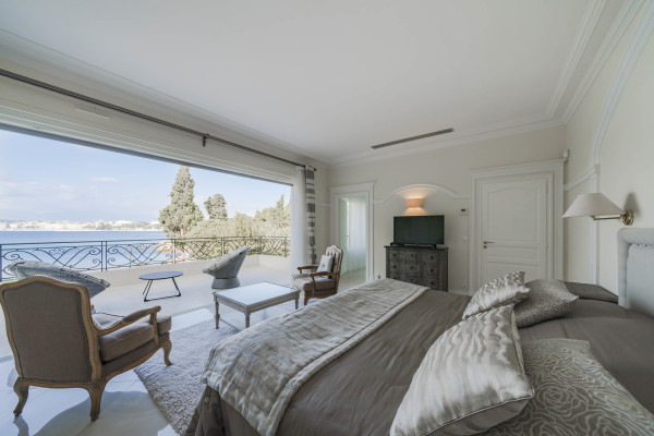 villa in Cap d'Antibes : Rent 10 bedroom sea front villa on the Cap d'Antibes with huge gardens, pool and tennis court just off the beach with sea views - Photo 28
