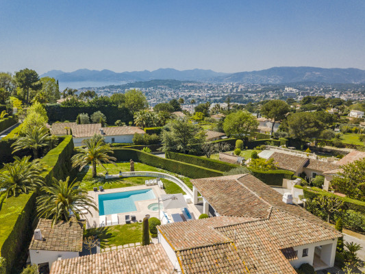 villa in Cannes : Rent 7 bedroom villa located in the hills of Cannes with quick and easy access to the beaches and the Croisette - Photo 17