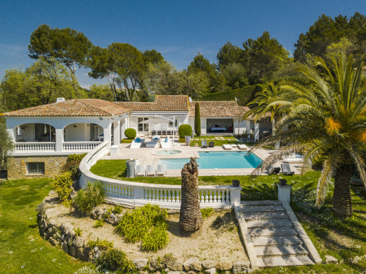 villa in Cannes : Rent 7 bedroom villa located in the hills of Cannes with quick and easy access to the beaches and the Croisette - Photo 11