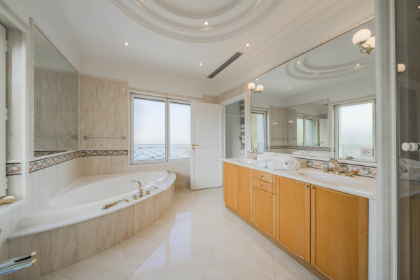 villa in Cap d'Antibes : Rent 10 bedroom sea front villa on the Cap d'Antibes with huge gardens, pool and tennis court just off the beach with sea views - Photo 34