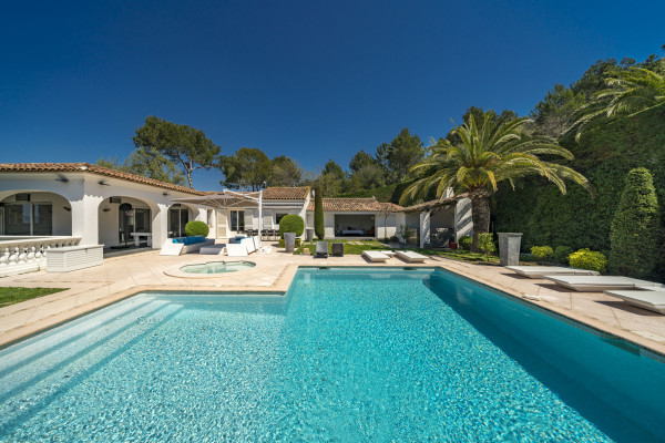 villa in Cannes : Rent 7 bedroom villa located in the hills of Cannes with quick and easy access to the beaches and the Croisette - Photo 20
