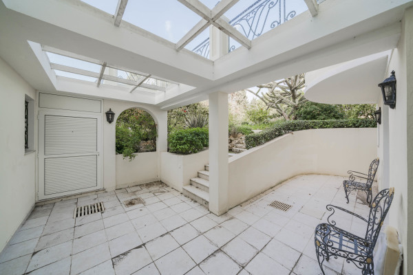 villa in Cap d'Antibes : Rent 10 bedroom sea front villa on the Cap d'Antibes with huge gardens, pool and tennis court just off the beach with sea views - Photo 53