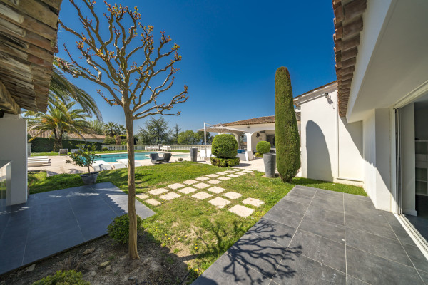 villa in Cannes : Rent 7 bedroom villa located in the hills of Cannes with quick and easy access to the beaches and the Croisette - Photo 24