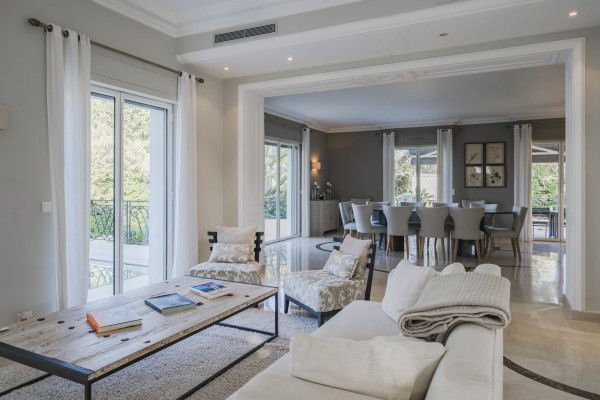 villa in Cap d'Antibes : Rent 10 bedroom sea front villa on the Cap d'Antibes with huge gardens, pool and tennis court just off the beach with sea views - Photo 20