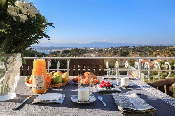 villa in Cap d'Antibes : Rent Gorgeous 4 bedroom villa in the heart of the gorgeous Cap d'Antibes close to the beaches and Cannes - Photo 43