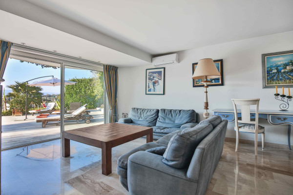 villa in Cap d'Antibes : Rent Gorgeous 4 bedroom villa in the heart of the gorgeous Cap d'Antibes close to the beaches and Cannes - Photo 2