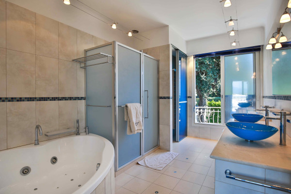 villa in Cap d'Antibes : Rent Gorgeous 4 bedroom villa in the heart of the gorgeous Cap d'Antibes close to the beaches and Cannes - Photo 27
