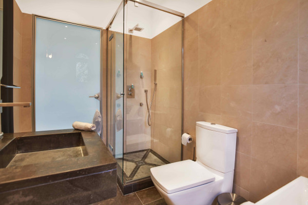 villa in Cap d'Antibes : Rent Gorgeous 4 bedroom villa in the heart of the gorgeous Cap d'Antibes close to the beaches and Cannes - Photo 11