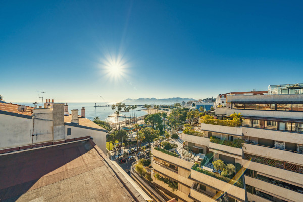 apartment in Cannes : Rent fantastic 2 bedroom apartment with terrace and sea view in Cannes, just off the Croisette - Photo 5