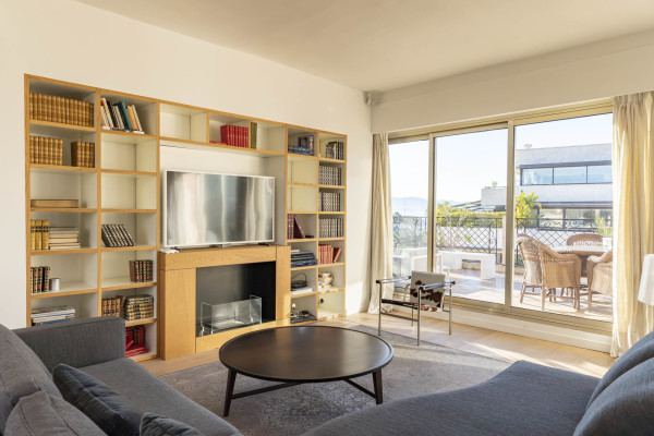 apartment in Cannes : Rent fantastic 2 bedroom apartment with terrace and sea view in Cannes, just off the Croisette - Photo 14