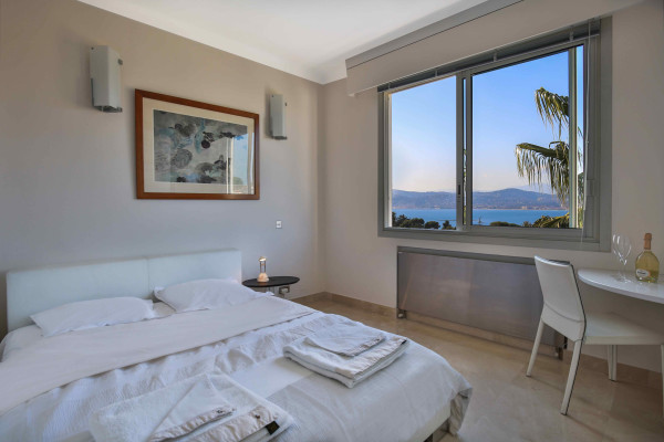 villa in Cap d'Antibes : Rent Gorgeous 4 bedroom villa in the heart of the gorgeous Cap d'Antibes close to the beaches and Cannes - Photo 14
