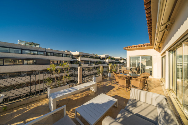 apartment in Cannes : Rent fantastic 2 bedroom apartment with terrace and sea view in Cannes, just off the Croisette - Photo 3
