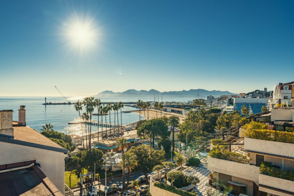 apartment in Cannes : Rent fantastic 2 bedroom apartment with terrace and sea view in Cannes, just off the Croisette - Photo 0
