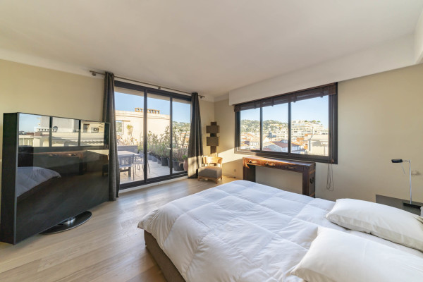 apartment in Cannes : Rent fantastic 2 bedroom apartment with terrace and sea view in Cannes, just off the Croisette - Photo 23