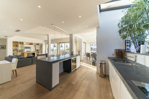 apartment in Cannes : Rent fantastic 2 bedroom apartment with terrace and sea view in Cannes, just off the Croisette - Photo 9