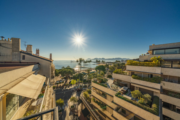 apartment in Cannes : Rent fantastic 2 bedroom apartment with terrace and sea view in Cannes, just off the Croisette - Photo 2