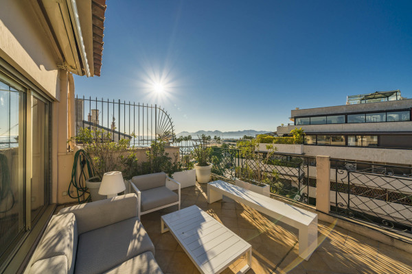 apartment in Cannes : Rent fantastic 2 bedroom apartment with terrace and sea view in Cannes, just off the Croisette - Photo 4