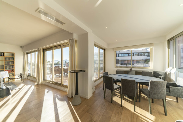 apartment in Cannes : Rent fantastic 2 bedroom apartment with terrace and sea view in Cannes, just off the Croisette - Photo 13