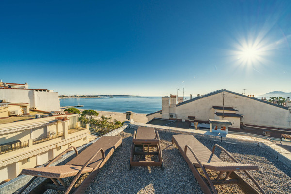 apartment in Cannes : Rent fantastic 2 bedroom apartment with terrace and sea view in Cannes, just off the Croisette - Photo 31