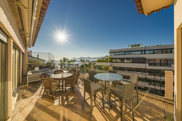 apartment in Cannes : Rent fantastic 2 bedroom apartment with terrace and sea view in Cannes, just off the Croisette - Photo 1
