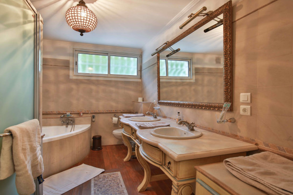 villa in Cap d'Antibes : Rent Gorgeous 4 bedroom villa in the heart of the gorgeous Cap d'Antibes close to the beaches and Cannes - Photo 8