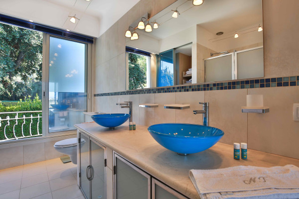 villa in Cap d'Antibes : Rent Gorgeous 4 bedroom villa in the heart of the gorgeous Cap d'Antibes close to the beaches and Cannes - Photo 28