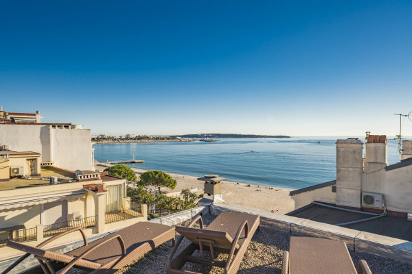 apartment in Cannes : Rent fantastic 2 bedroom apartment with terrace and sea view in Cannes, just off the Croisette - Photo 32