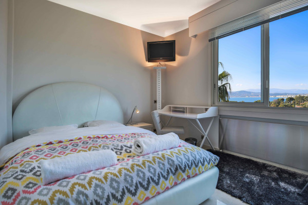 villa in Cap d'Antibes : Rent Gorgeous 4 bedroom villa in the heart of the gorgeous Cap d'Antibes close to the beaches and Cannes - Photo 12