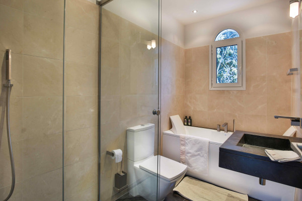 villa in Cap d'Antibes : Rent Gorgeous 4 bedroom villa in the heart of the gorgeous Cap d'Antibes close to the beaches and Cannes - Photo 33