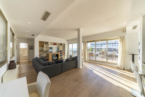 apartment in Cannes : Rent fantastic 2 bedroom apartment with terrace and sea view in Cannes, just off the Croisette - Photo 10