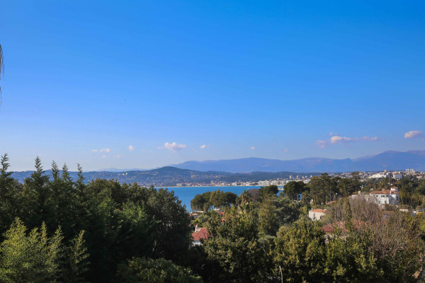 villa in Cap d'Antibes : Rent Gorgeous 4 bedroom villa in the heart of the gorgeous Cap d'Antibes close to the beaches and Cannes - Photo 35